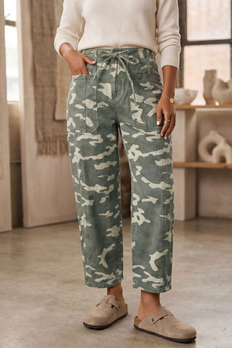 Vaqueros de corte recto con bolsillos y cintura elástica con cordón ajustable, estampado de leopardo verde.