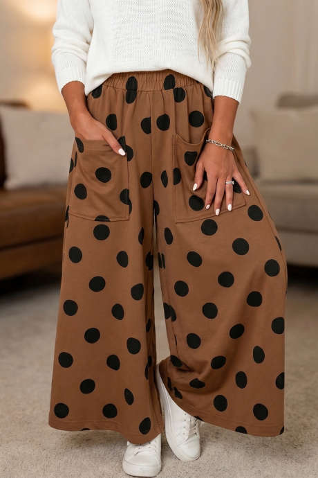 Pantalones casuales de pierna ancha con cintura elástica y estampado de lunares marrones.