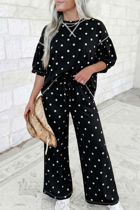 Conjunto informal de top holgado de manga corta con estampado de lunares negros y pantalones con cintura elástica.