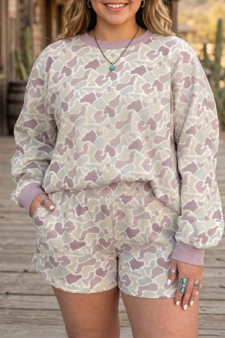 2-teiliges Set aus grünem Camouflage-Pullover und Shorts in Waffelstruktur, Übergröße