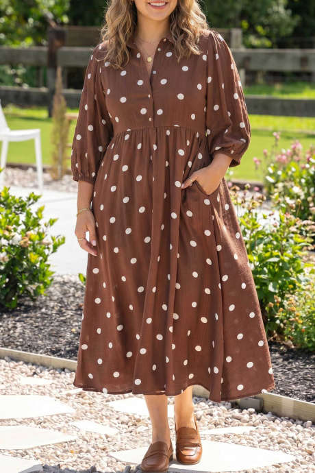 Hnědé puntíkované šaty s výstřihem do V, břišními kapsami, nabíranými manžetami a dlouhým rukávem, volné, plus size