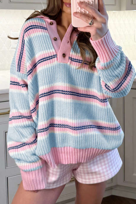 Maglione invernale a maniche lunghe con colletto a bottoni e righe azzurre, vestibilità aderente, con colletto a bottoni.