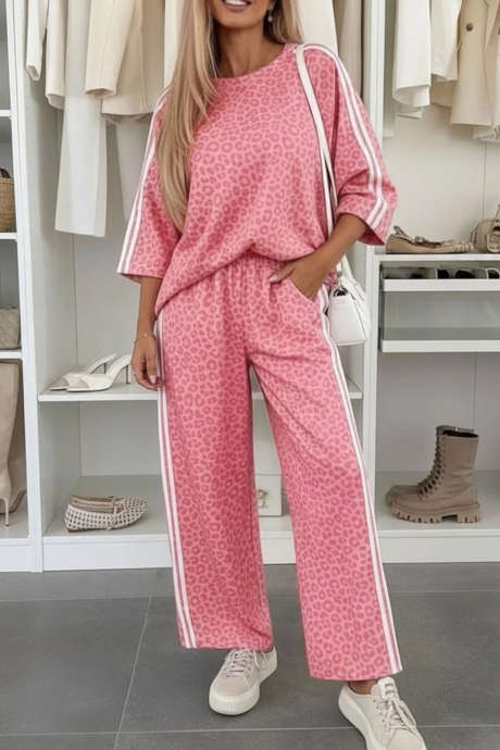 Conjunto de top de manga tres cuartos y pantalón con estampado de leopardo rosa y detalles de rayas estilo universitario.