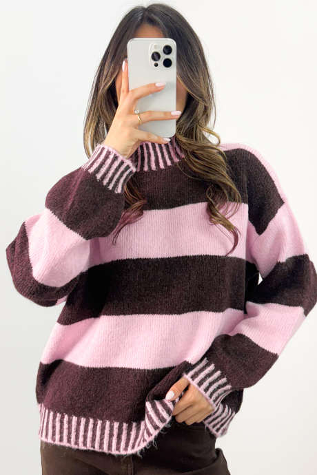 Maglione a maniche lunghe con collo alto e spalle scese, a righe rosa a contrasto, dal taglio rilassato.