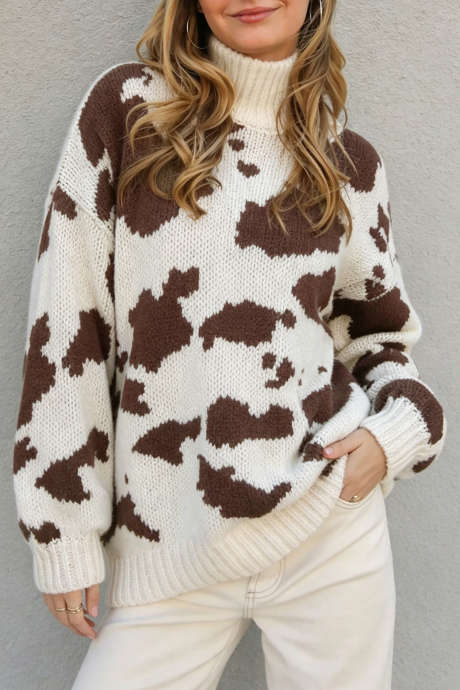 Maglione ampio a collo alto con stampa a macchie di mucca western bianca