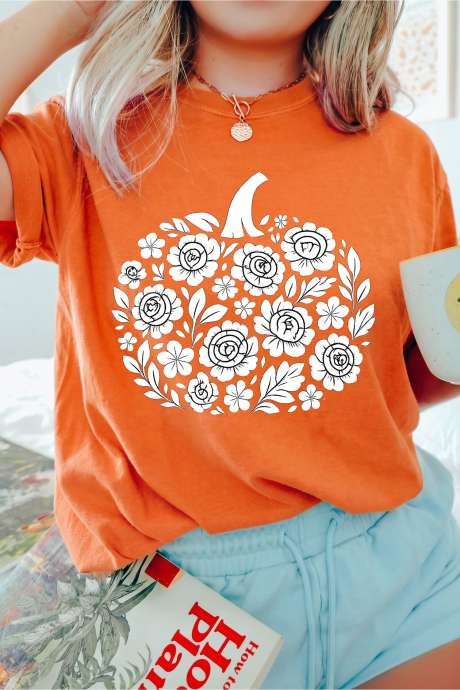 T-shirt casual con maniche risvoltate e stampa floreale arancione a zucca.