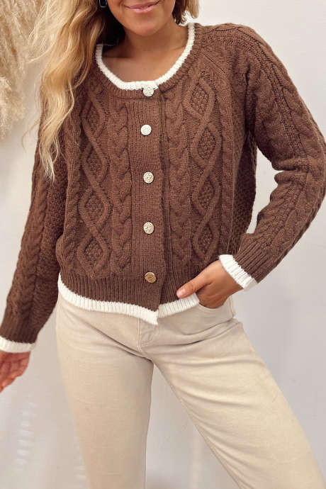 Áo khoác cardigan dệt kim kiểu cáp, cài nút phía trước, có vỏ bọc cốc cà phê
