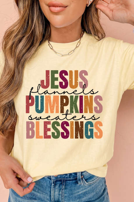 Camiseta gráfica con estampado de temática otoñal y eslogan de Acción de Gracias en color crema amarillo.