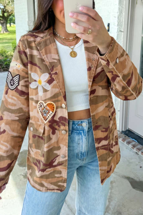Veste en jean à manches longues avec écusson camouflage kaki brodé