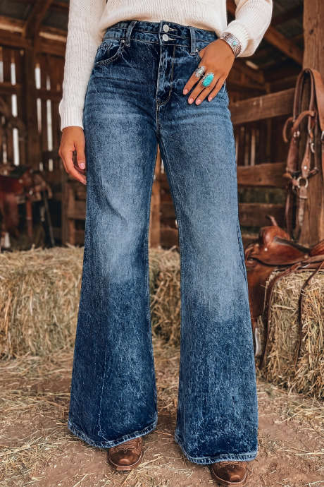 Vaqueros acampanados azul marino con detalle de bolsillo y efecto lavado ácido.