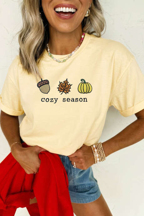 T-shirt casual a maniche corte color crema e giallo con ricami, ideale per la stagione calda.