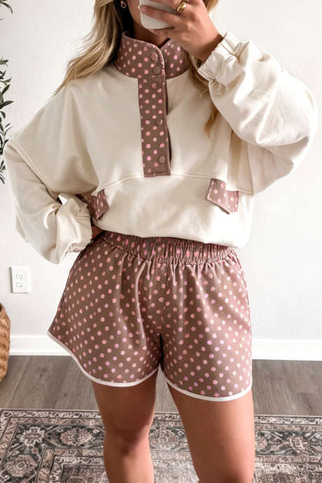 Bộ 2 món gồm áo len rộng chấm bi nâu phối màu tương phản và quần short cạp chun.