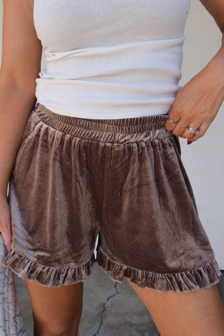 Short ample en velours marron foncé à taille élastique et ourlet à volants