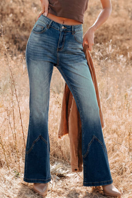 Quần jeans ống loe màu xanh lam nhạt với chi tiết túi