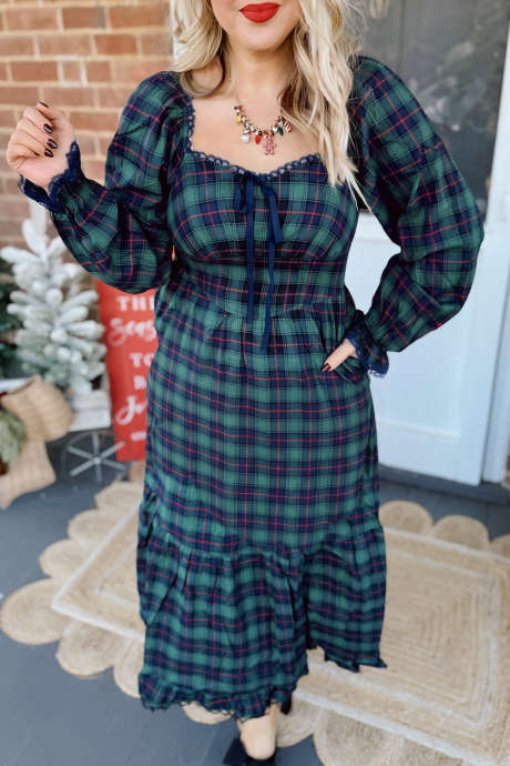 Vestido longo xadrez verde vintage com decote quadrado e detalhes em renda.