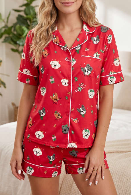 Conjunto de dos piezas de manga corta con estampado de perro en rojo intenso.