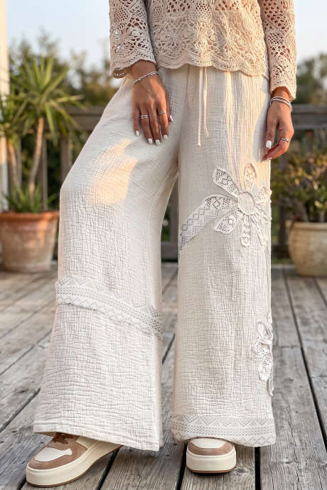 Hvite blomstermønster med lappeteppe og vide ben i boho-stil, casual bukser