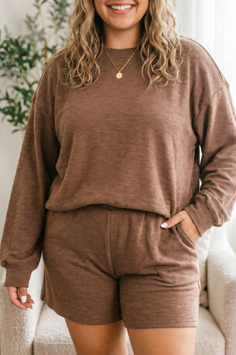 Completo taglie forti composto da top a maniche lunghe con spalle scese e pantaloncini con elastico in vita, colore castano chiaro (PL62752-P2017)