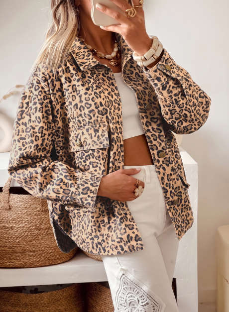 Jaket Denim Model Shift Lengan Panjang Berkerah Motif Leopard Khaki dengan Kantong Tempel