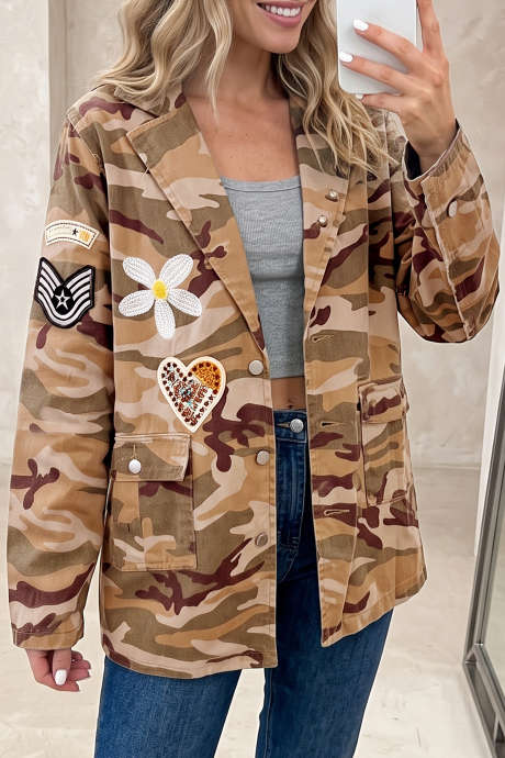 Khaki langermet denimjakke med broderte lapper og kamuflasje