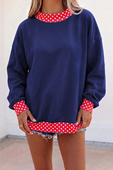 Felpa oversize blu sporco con blocchi di colore a pois e bordi a contrasto.