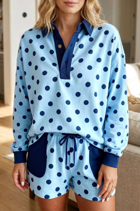Set Polo Longgar Bahu Jatuh Motif Polkadot Biru Langit dengan Saku Tempel dan Celana Pendek Kasual