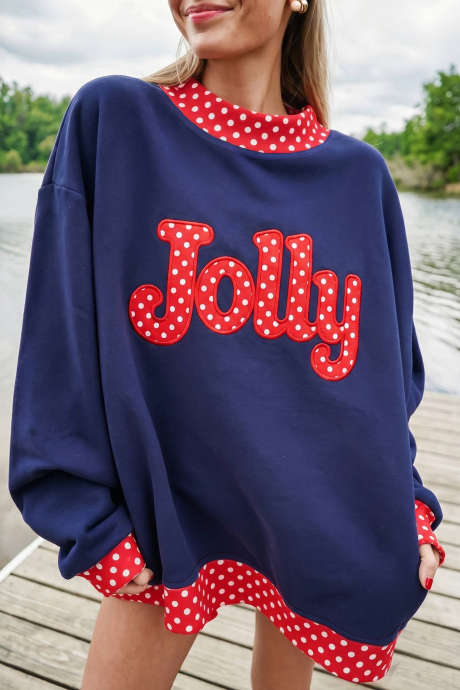 Sweatshirt kerah tinggi motif polkadot biru kotor dengan cetakan huruf dan detail kontras.