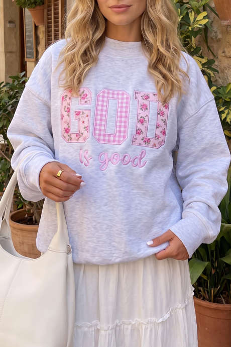 Sweatshirt Pullover Crewneck dengan Cetakan Huruf "GOD IS GOOD" Warna Abu-abu Muda