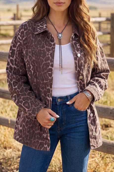 Jaket Denim Lengan Panjang Motif Leopard Ukuran Besar Warna Khaki dengan Kantong Tempel