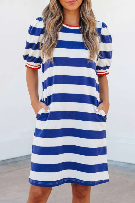 Gaun Mini Model Shift dengan Garis Biru dan Trim Kontras, Leher Bulat, Lengan Pendek Mengembang