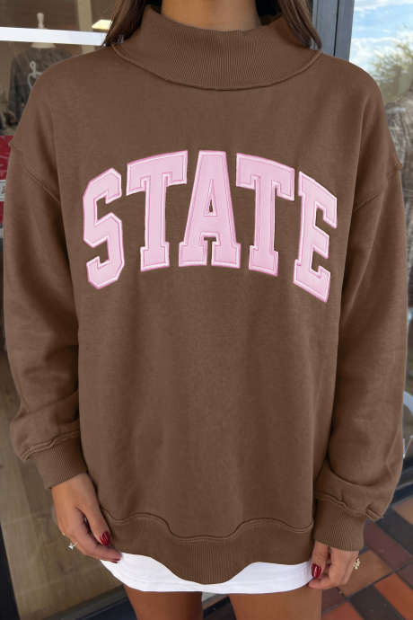 Koffiekleurige, zichtbare naad, opstaande kraag, STATE-letterprint, losvallende sweater