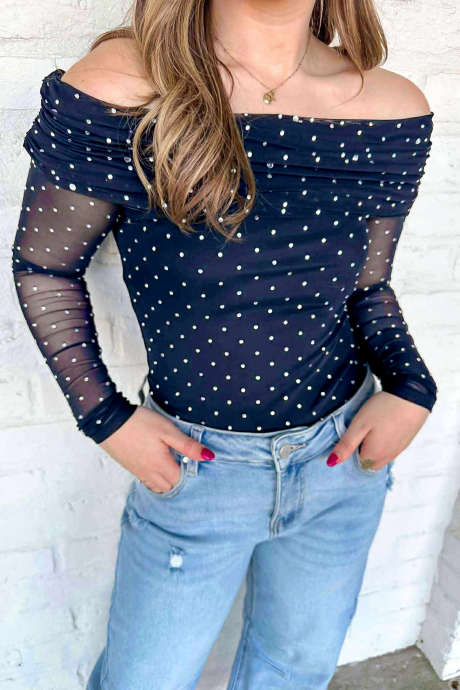 Top azul de manga larga ajustado con estampado de lunares y hombros descubiertos.