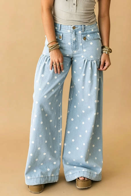 Quần jeans ống rộng, chấm bi màu xanh da trời nhạt, có túi và nhún bèo, thích hợp mặc hàng ngày.