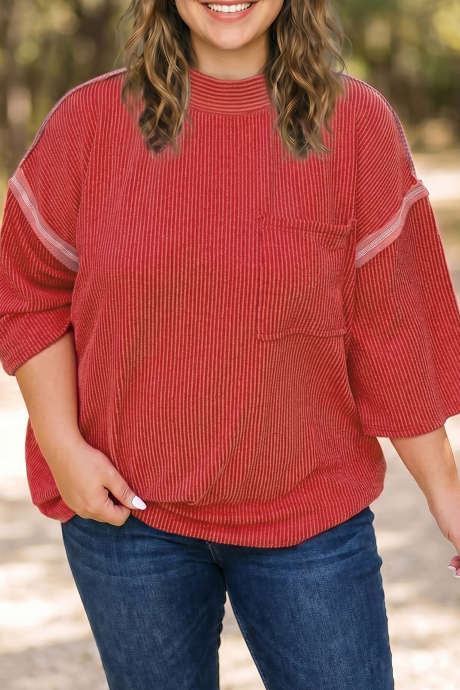 Blusa plus size vermelha vibrante com textura canelada, gola redonda e mangas 3/4.