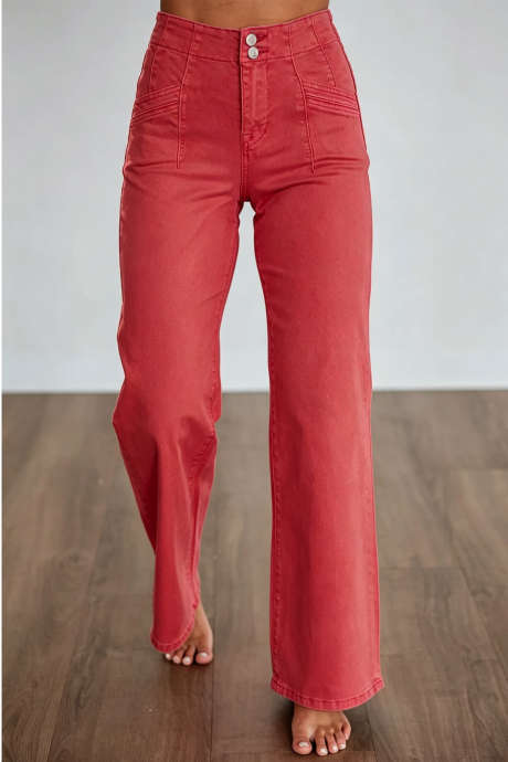 Quần jeans ống đứng cạp cao màu đỏ rực rỡ, kiểu dáng thường ngày.