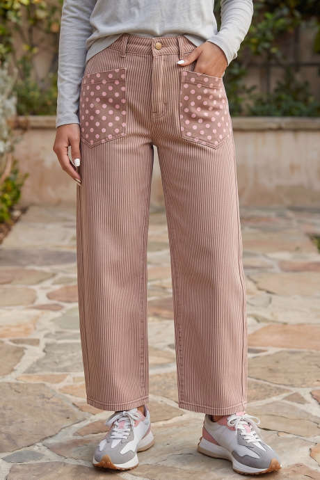 Quần jeans dáng suông dài đến mắt cá chân, phối sọc hồng chấm bi, có túi.