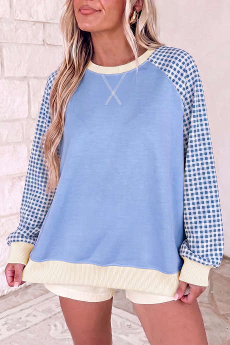 Áo nỉ tay raglan phối màu kẻ caro xanh nhạt, kiểu dáng pull-over.