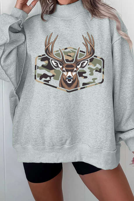 Grijze oversized trui met camouflageprint en opstaande kraag, gemaakt van rendieren.