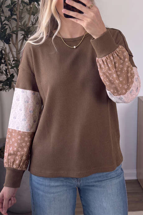 Langarm-Pullover-Tunika mit floralem Farbblockmuster in Kaffeebraun, strukturierter Oberfläche und lockerer Passform
