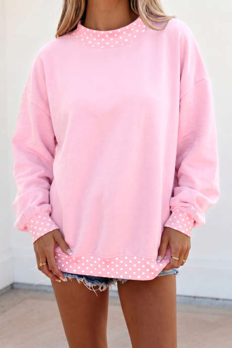 Sudadera extragrande con bloques de color rosa, lunares y ribete en contraste.