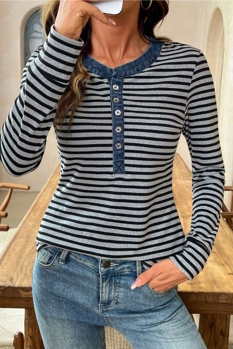 Blusa de manga comprida com gola contrastante, meio abotoamento e detalhes em jeans listrado cinza.