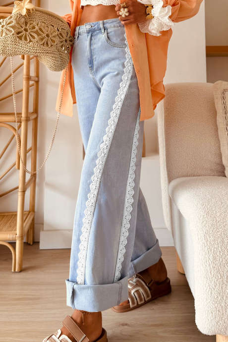 Calça jeans casual de comprimento total e corte regular com detalhes em renda azul Beau.
