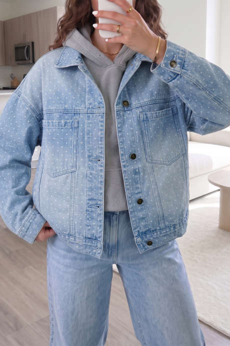 Chaqueta vaquera informal de manga larga con cuello y estampado de lunares azul cielo.
