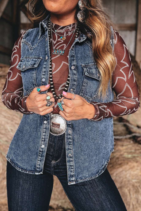 Colete estilo cowboy sem mangas em jeans liso azul Ashleigh com bolso frontal abotoado