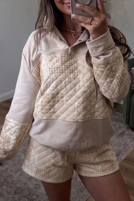 طقم مكون من كنزة بأكمام طويلة وشورت بنقشة متباينة باللون البيج، بنمط مرقع محكم.
