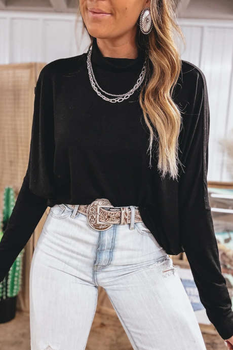 Top negro de manga larga y cuello alto