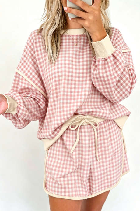 Ensemble haut et jupe-short rose à carreaux vichy oversize, col rond, manches longues et bordure côtelée.