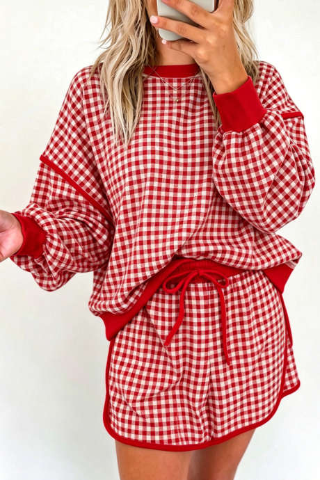 Ensemble haut et jupe-short rouge à carreaux vichy oversize, col rond, manches longues et bordure côtelée.