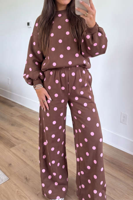 Conjunto de 2 peças composto por blusa de manga bufante marrom com bolinhas e calça casual.