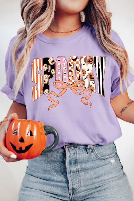 Camiseta informal de cuello redondo con estampado de letras espeluznantes de pétalos de orquídea para Halloween